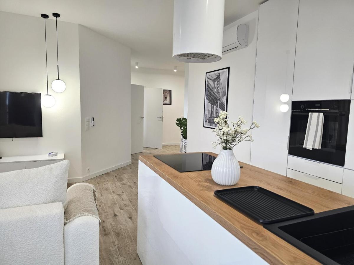 Urban Apartments Luxury Skyline Sokolska Towers 30A, 2 Free Garages, Gym & Sauna, Self Check-In كاتوفيتسه المظهر الخارجي الصورة