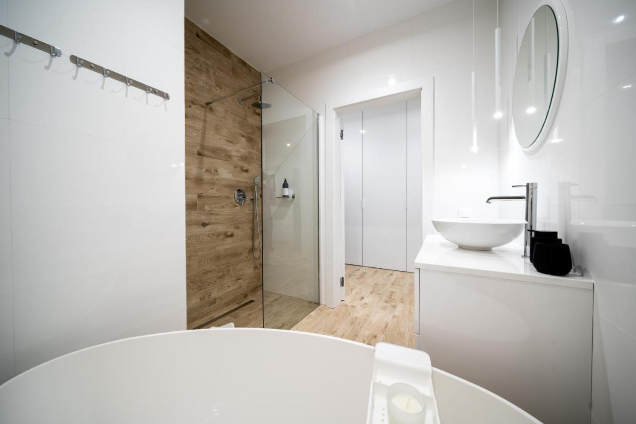 Urban Apartments Luxury Skyline Sokolska Towers 30A, 2 Free Garages, Gym & Sauna, Self Check-In كاتوفيتسه المظهر الخارجي الصورة