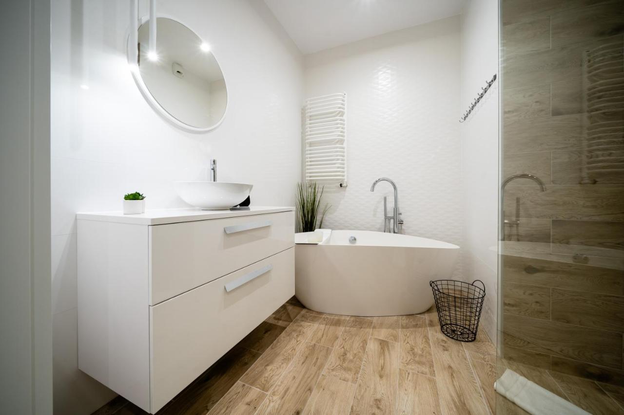 Urban Apartments Luxury Skyline Sokolska Towers 30A, 2 Free Garages, Gym & Sauna, Self Check-In كاتوفيتسه المظهر الخارجي الصورة